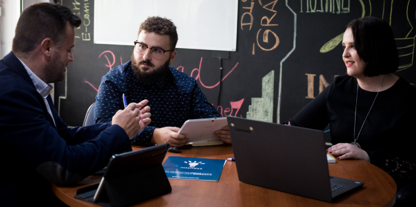 Era Hosting proveedora de servicios Hosting seguros y eficaces, incluyendo servicios de servidores en la nube, registro de dominios, alojamiento web además del mantenimiento e instalación de vuestros equipos.